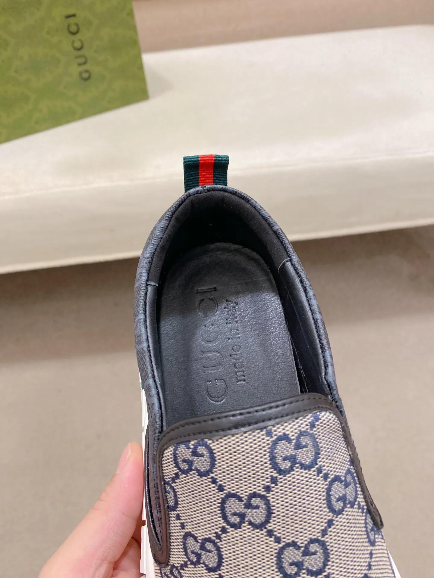 Factory price: 400💰 (GUCCI) The latest model from the official website 🎁🎁Casual and fashionable men's shoes👟, hot style💥The version is simple and elegant, exclusive for trendy men. Unique latest brand elements from the official website👑Original decoration, fashionable and generous, the fabric is original cowhide ✅Sheepskin lining, the official website specifies wear-resistant casual outsole, the classic model is taken in kind at the counter🎬38-44 (45 is not returned or exchanged when customized)